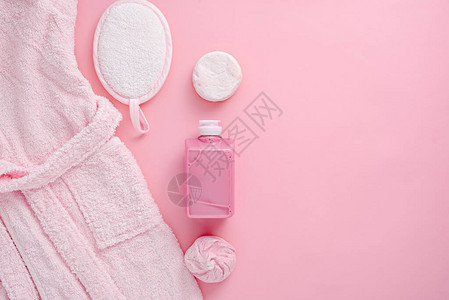 水疗日淋浴配件浴袍凝胶毛巾海绵粉红色背景的肥皂休息和放松复图片