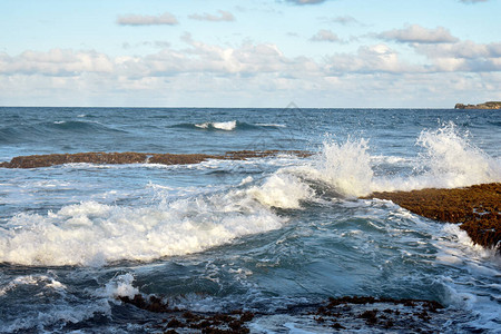 海浪正在撞击岩石大西洋图片