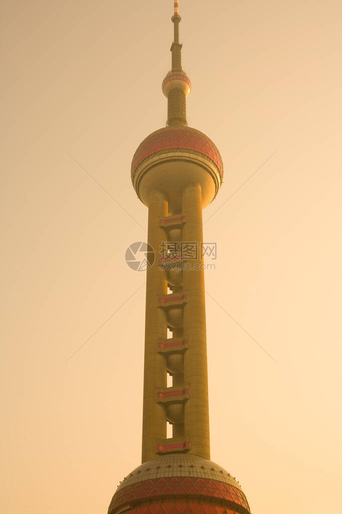 上海普东方珍珠塔的低角图片