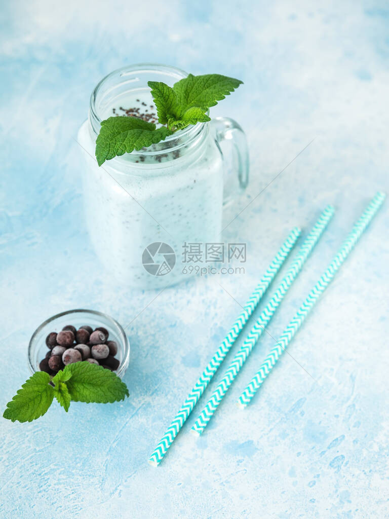 健康蓝莓酸奶或配有奇亚种子的冰沙植物食品饮图片