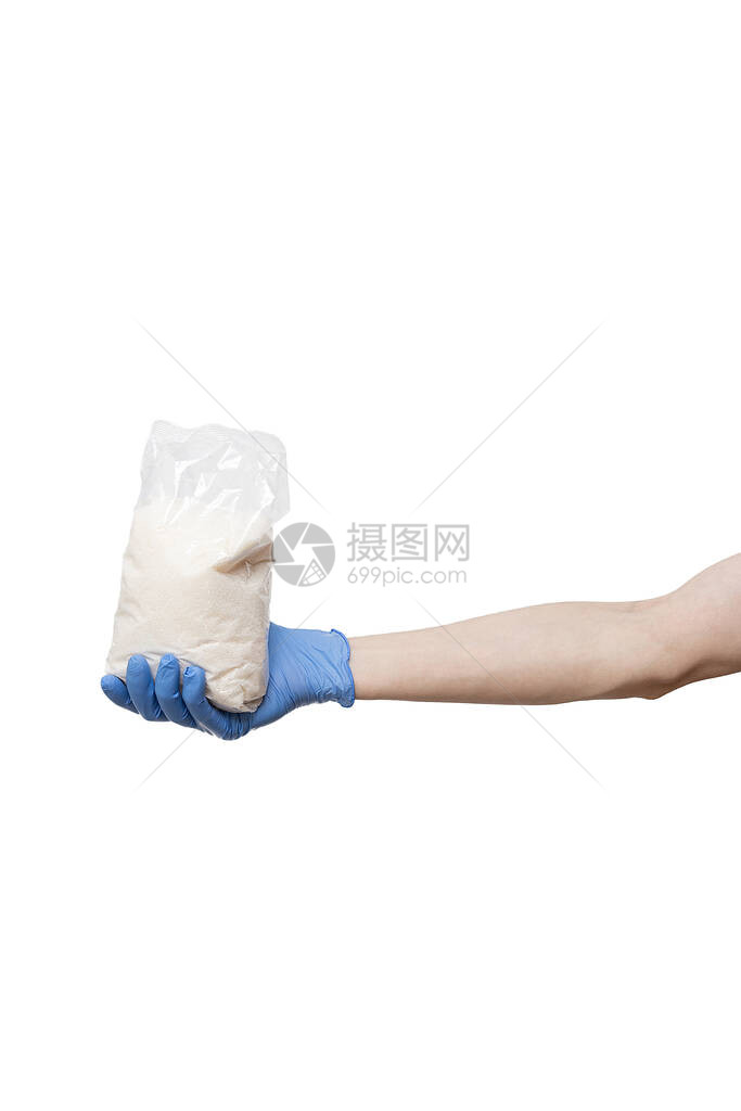 塑料袋手拿在白色背景上孤立男人戴着手套在手掌里拿着一包糖在冠状大流行COVID19检疫期间交付食品供应图片