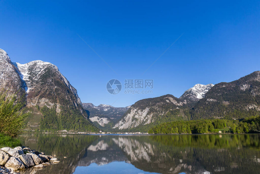 群山中的湖泊倒映在奥地利图片