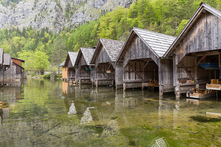 在奥地利有水晶清水的湖泊上储存船只的一图片