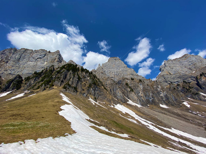 在瑞士圣加仑州施韦兹Obertoggenburg区与Walense湖之间Churfirveen山脉的阿尔卑斯山峰BrisiZue图片