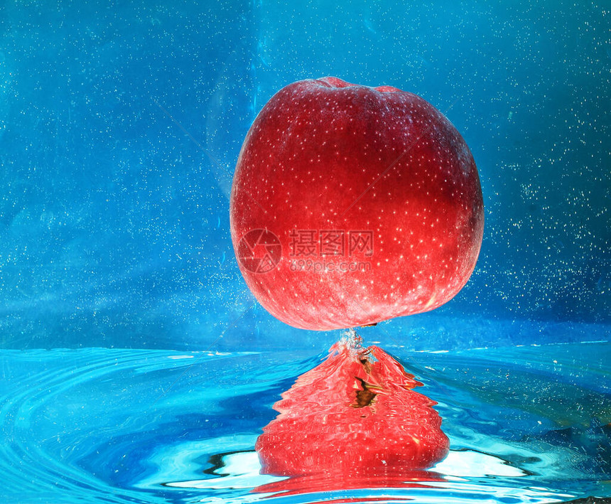 蓝色背景中水的苹果图片