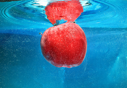 蓝色背景中水的苹果图片