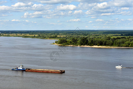 货船在伏尔加河上航行图片