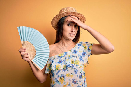 年轻的旅游妇女在度假时戴着夏天的帽子图片