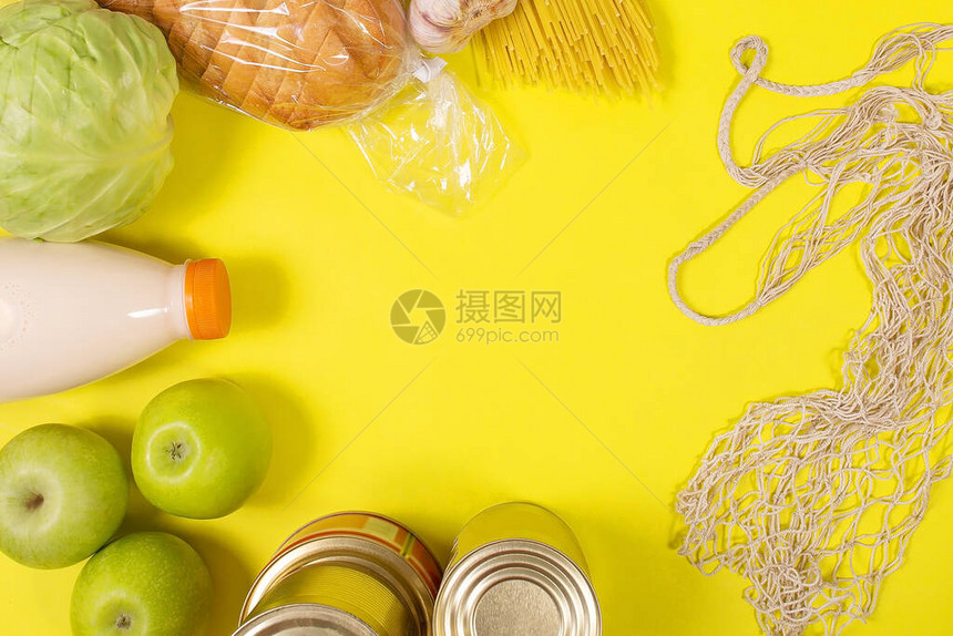 黄色背景的不同食品图片