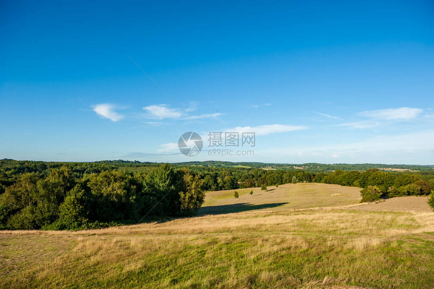英格兰东萨塞克斯郡Herstmonceux周围的田野和草地砖赫斯特蒙索城堡在英格兰图片