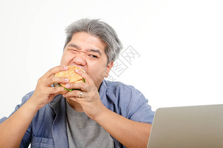 胖老头吃着汉堡图片