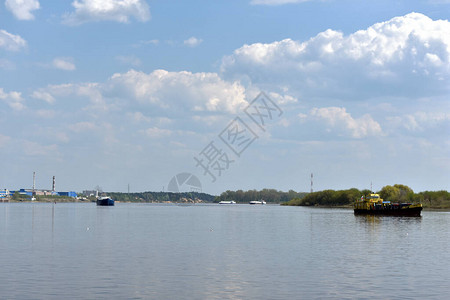 货船沿伏尔加河航行图片