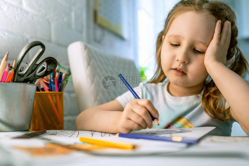 可爱的小女孩用彩色铅笔画了一幅画一个孩子画一本图画书缓解压力的新趋势发展注意力图片
