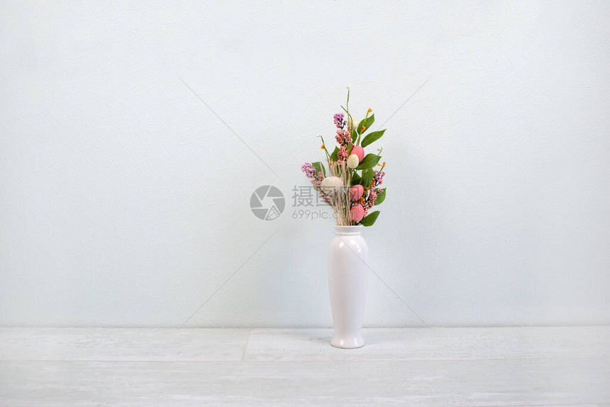 室内装饰房屋花朵和白色花瓶的白木背景图片