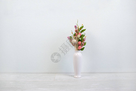 室内装饰房屋花朵和白色花瓶的白木背景图片