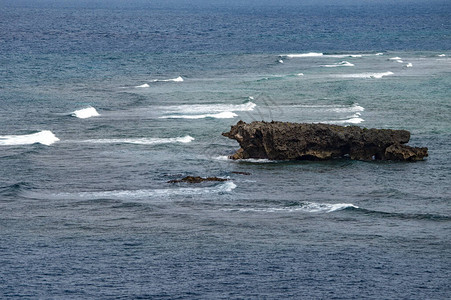 日本冲绳岛海岸的蓝海和火山岩层形图片