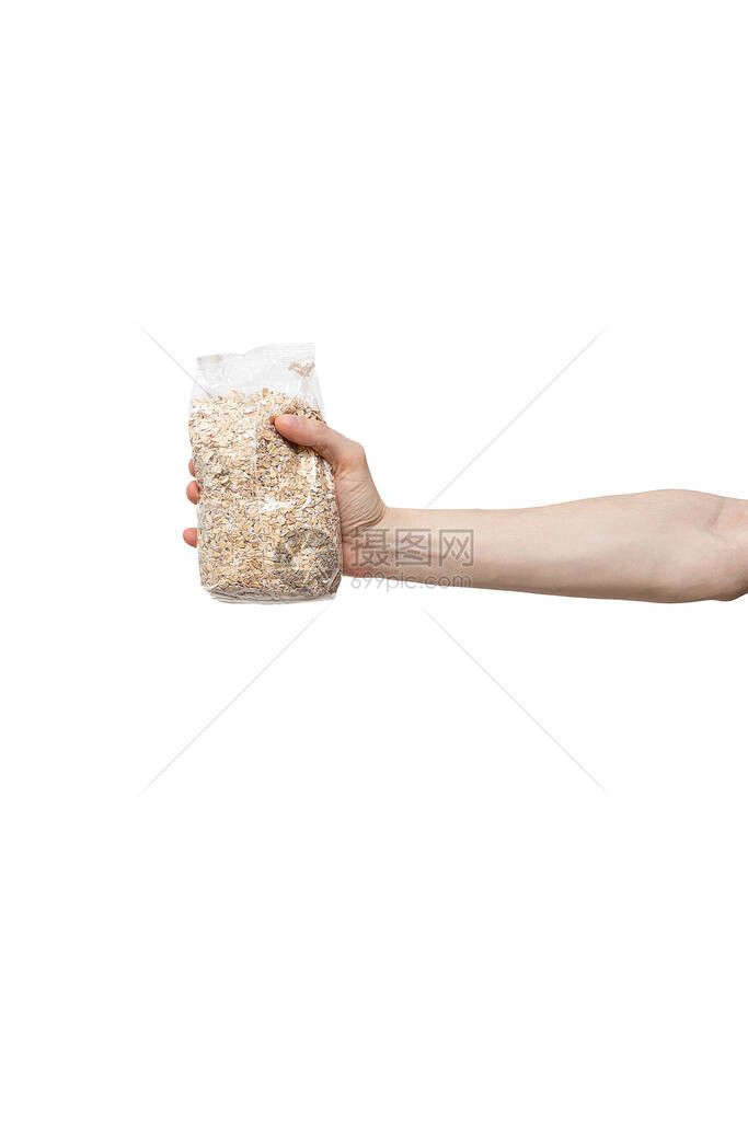 燕麦塑料袋手拿在白色背景上男人拿着一包燕麦片从商店送货到家食品供应捐赠志愿者菜的产图片
