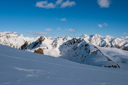 雪滑在地表上运行高清图片