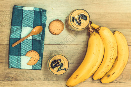 香蕉布丁加香草面包和杯子里图片
