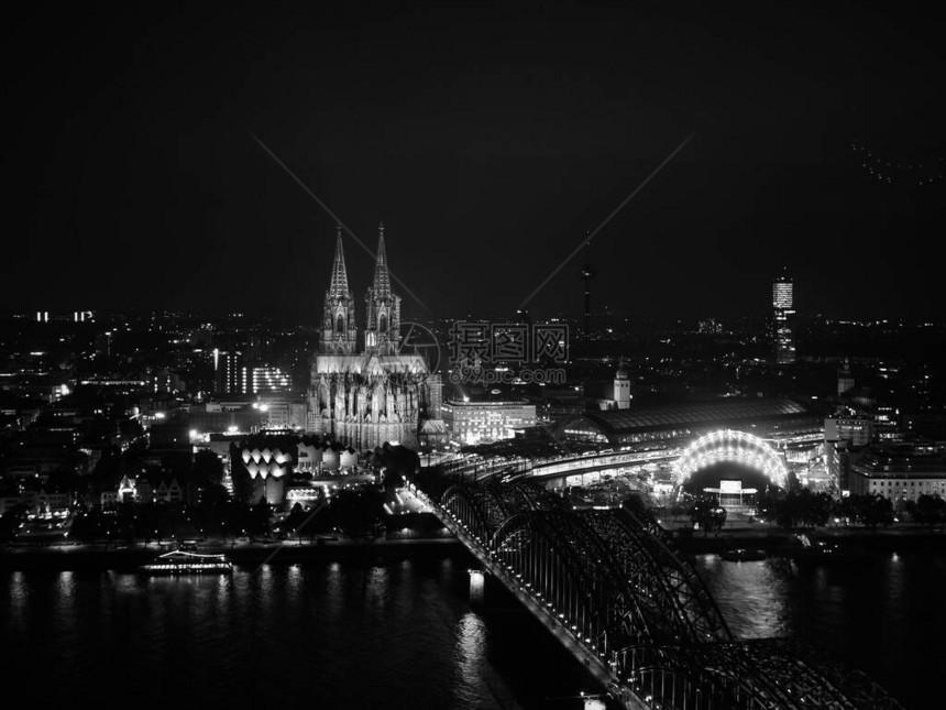 夜空中巡视KoelnerDomSanktPetrus指圣彼得大教堂哥特和Hohenzollerernbruecke指Hohenz图片