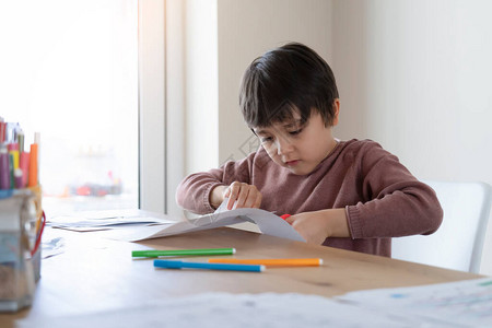 小学生用剪刀鱼的形状做作业孩子如何剪纸图片