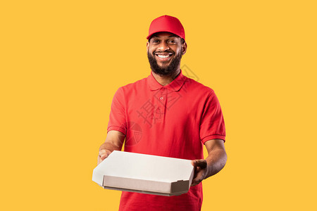 非洲送披萨盒的保镖在黄背景演播室站着匹图片