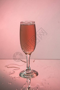 红葡萄酒眼镜子反图片