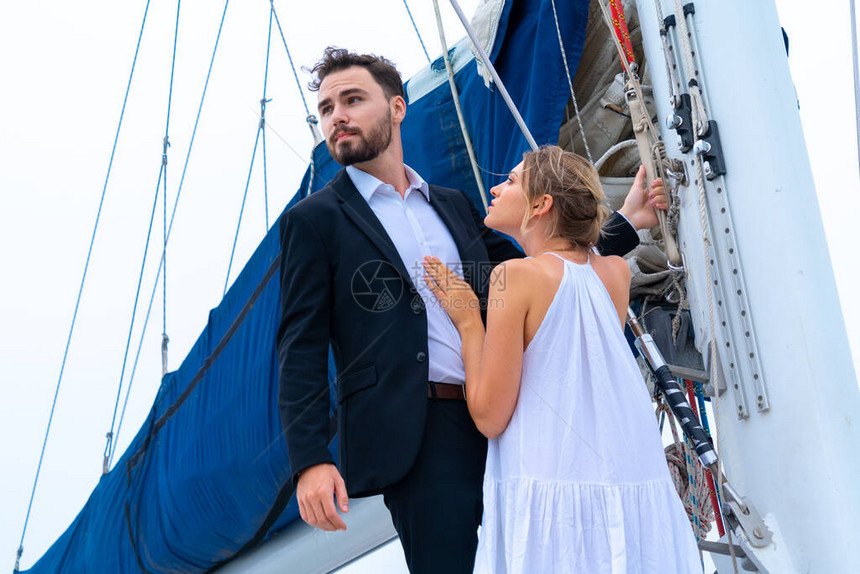 搭套房的情侣旅行者在游艇的某个地方拥抱着爱想象一下商务旅行图片