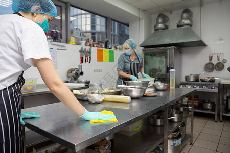 做饭后戴保护面罩和手套消毒的厨房餐桌复制空间取走服务安图片