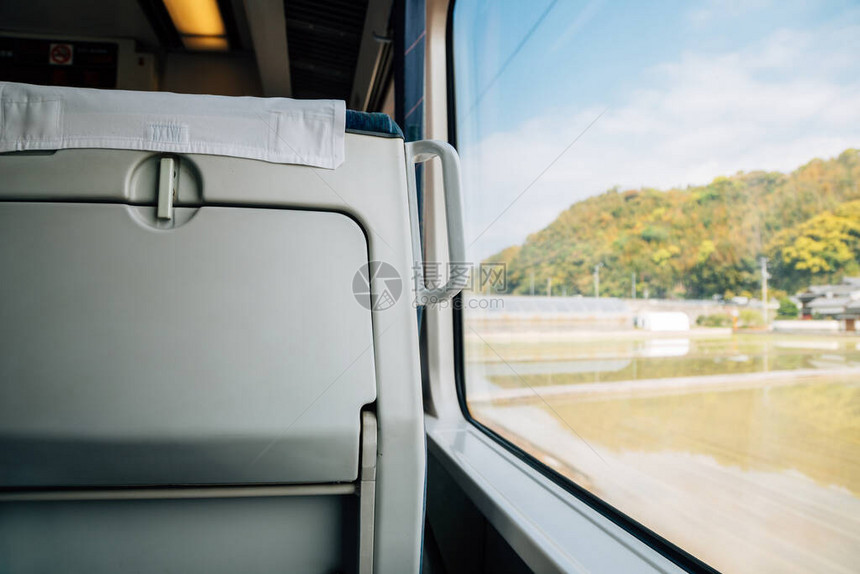 在日本火车的厢里窗图片