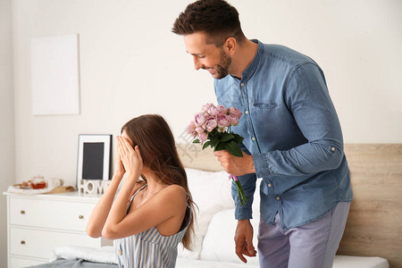 男人在家里给女朋友送花束子图片