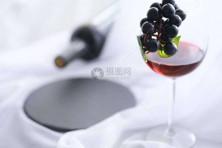玻璃与葡萄红半干酒情人节概念背景节日礼物图片