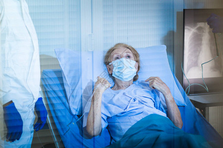 医疗队试图鼓励和治疗老年女患者的症状图片