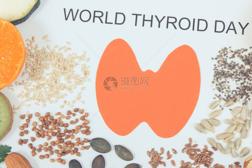 营养成分和白色背景上的世界甲状腺日铭文含有天然维生素的健康食品甲状图片