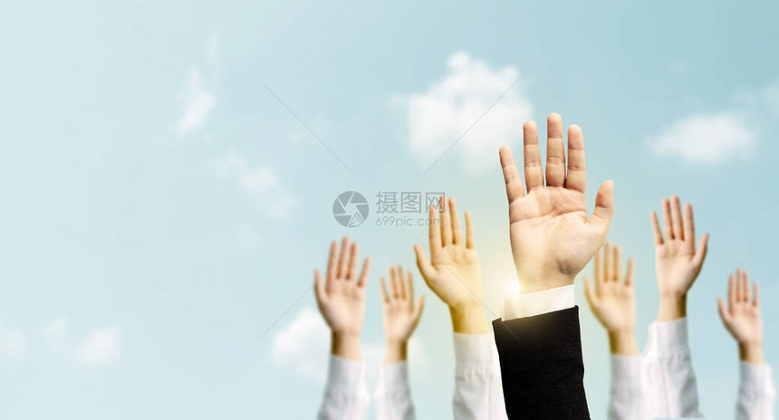 一群手商人用阳光升起天空国际志愿者日和人权日人图片