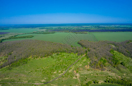 空中摄影拍摄了春天农田的美丽风景图片