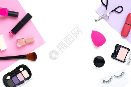 一套专业的装饰化妆品化妆工具和时尚粉色配饰图片