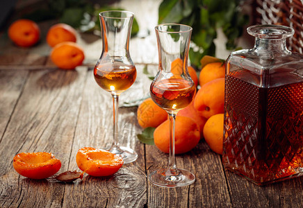 红酒和新鲜的杏仁在旧木制桌上葡萄酒和美味的水果在图片