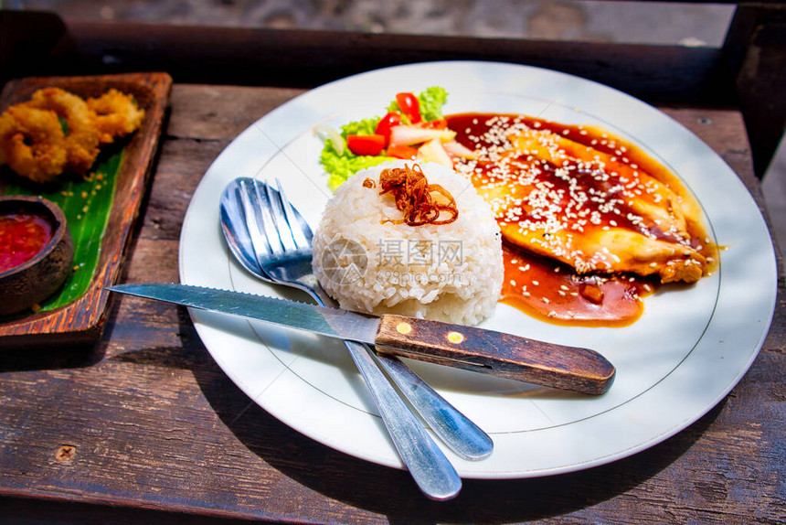 健康美味的印尼食物鸡肉米图片