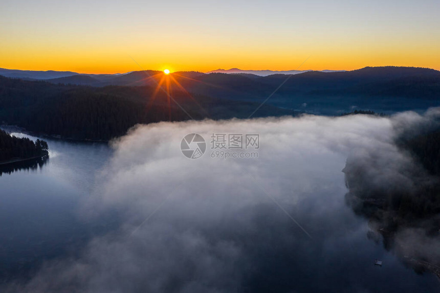 发现无人驾驶飞机越山湖和晨雾保加图片