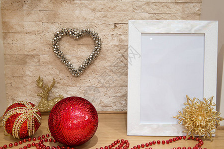 圣诞模型金色雪花贺卡红珠红色和金色圣诞球和砖墙背景复制空间图片