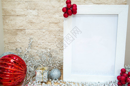 红圣诞球和闪发光的浆果银色装饰图片