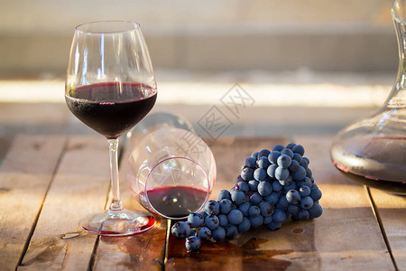 杯红葡萄酒配紫葡萄图片