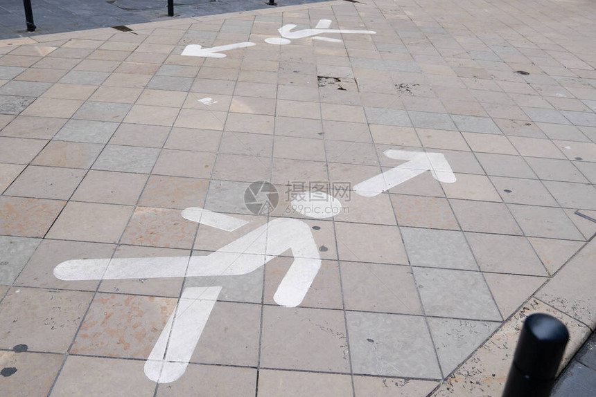 法国波尔多市步行街人交通箭头方向标志图片