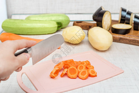 砍胡萝卜和其他蔬菜木板上图片