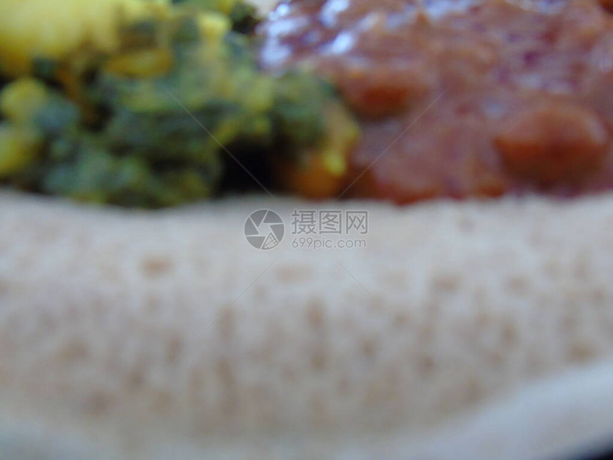 各种主菜Injera是一种由苔麸面粉制成的酸面包它是埃塞俄比亚厄立图片