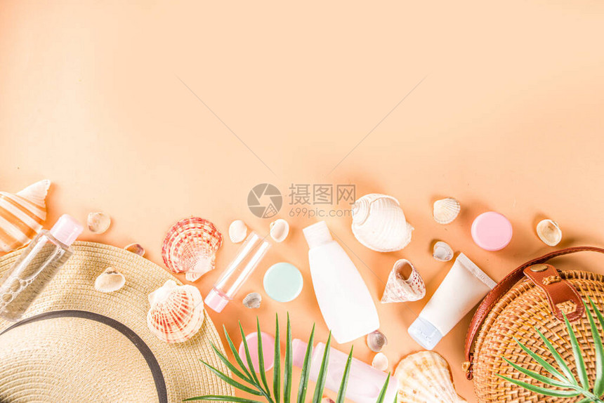 夏季化妆品背景夏季护肤品防晒化妆品旅行套装微型平躺时尚桃色背景图片