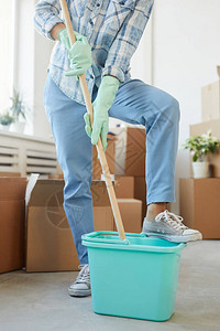 快乐的年轻女搬入时打扫新房或公寓的垂图片