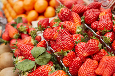 可供在农民市场复制空间展台出售的新鲜成熟草莓的背景图图片