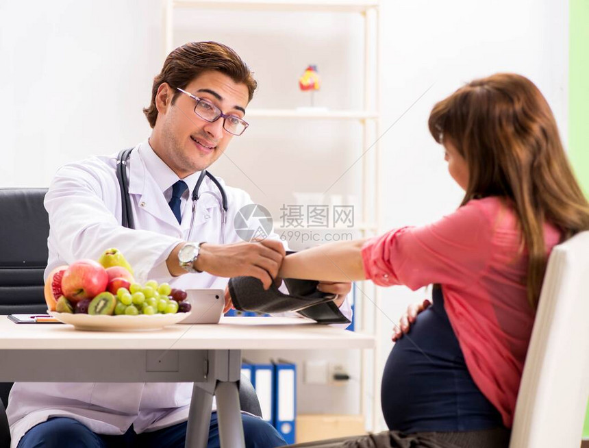 孕妇看医生讨论健康饮食的孕妇图片